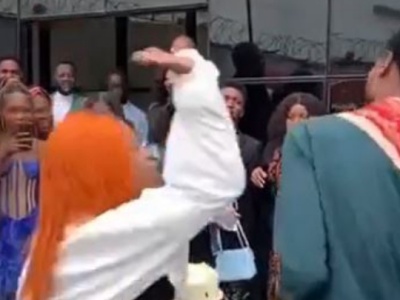 Lady slaps boyfriend in church after he knelt to propose to her. [Viral Video]