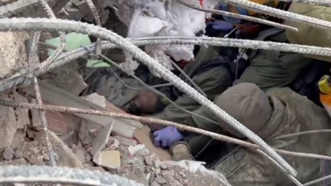 10-yo Turkish boy found, rescued breathing under rubble after 4 days of disastrous earthquake. [Video]